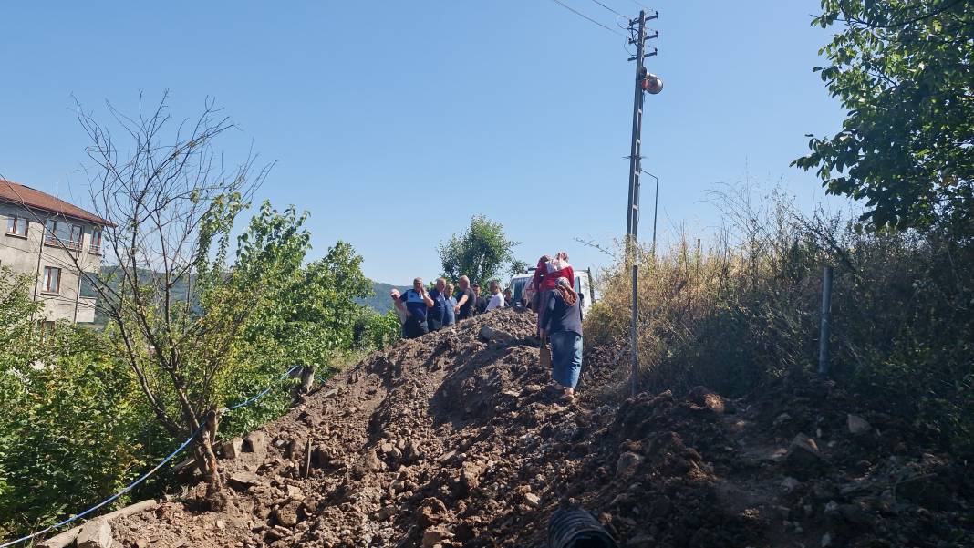 Ereğlili arsa sahibi 60 dairenin ulaşım yolunu kapattı, yaşlılar çıkamıyor 3